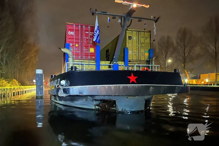Schip vaart tegen brug aan