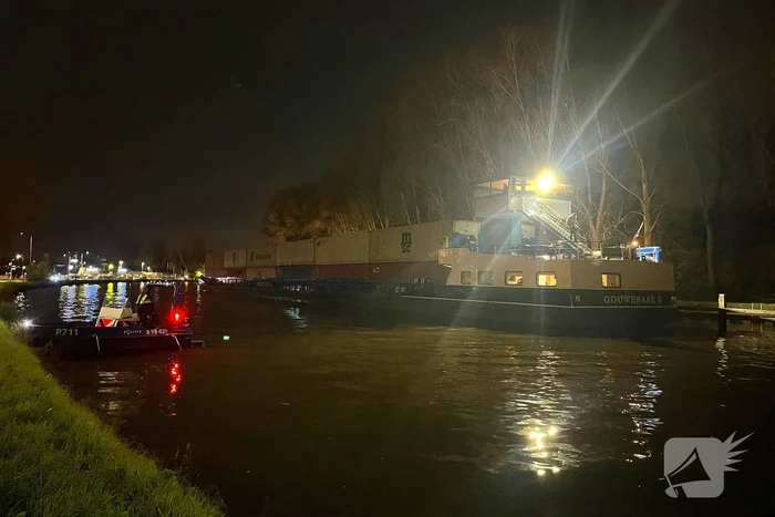 Schip vaart tegen brug aan