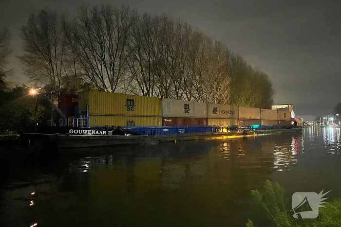Schip vaart tegen brug aan