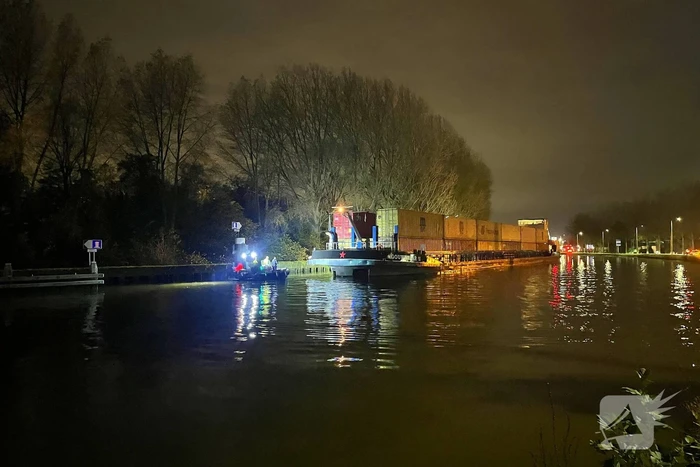 Schip vaart tegen brug aan