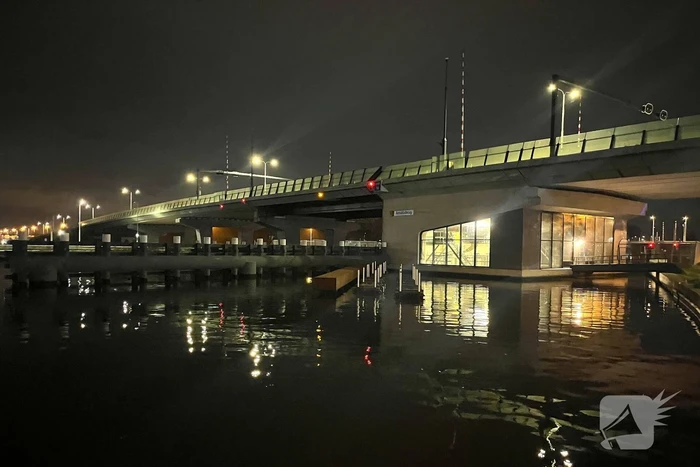 Schip vaart tegen brug aan