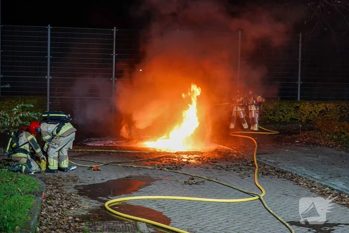 Auto vliegt in brand op parkeerplaats van Hockeyclub
