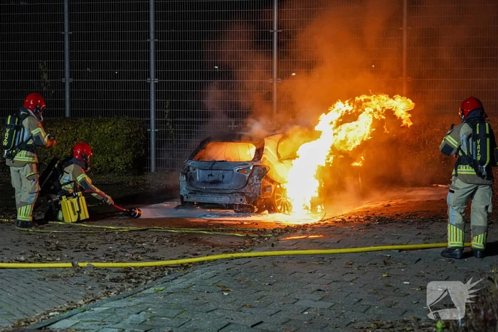 Auto vliegt in brand op parkeerplaats van Hockeyclub
