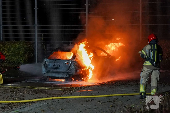Auto vliegt in brand op parkeerplaats van Hockeyclub