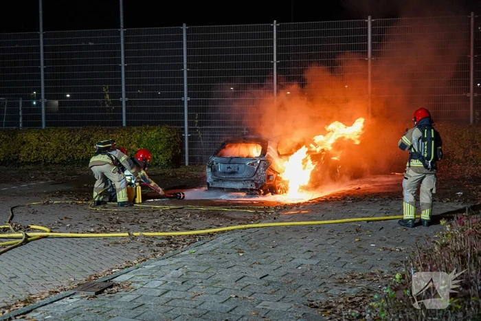 Auto vliegt in brand op parkeerplaats van Hockeyclub