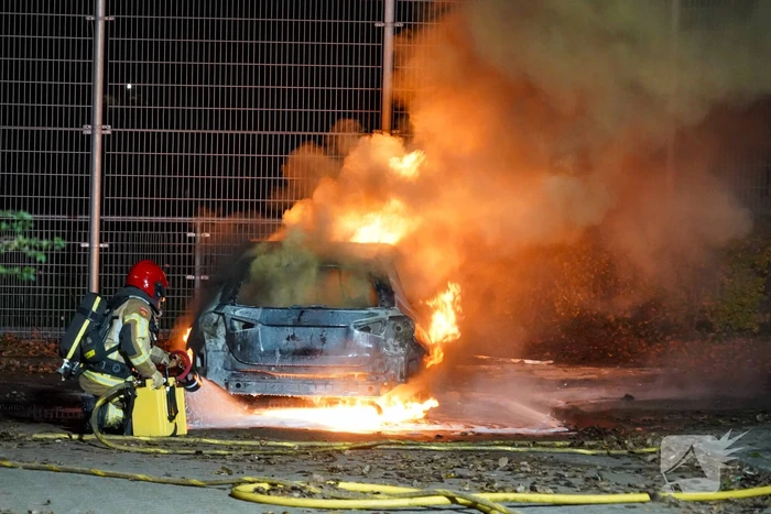 Auto vliegt in brand op parkeerplaats van Hockeyclub
