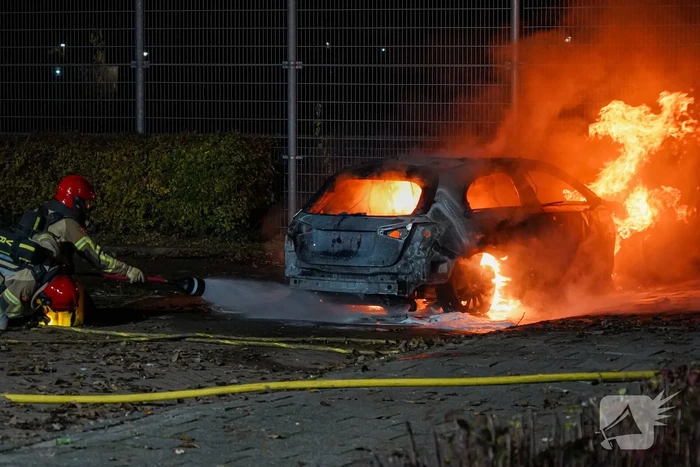 Auto vliegt in brand op parkeerplaats van Hockeyclub