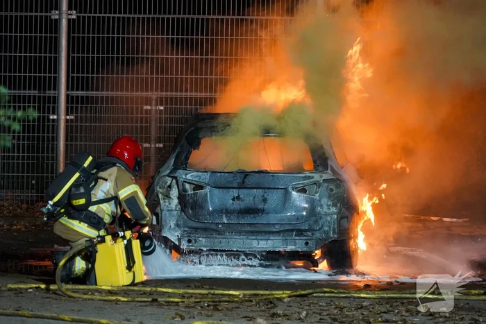 Auto vliegt in brand op parkeerplaats van Hockeyclub