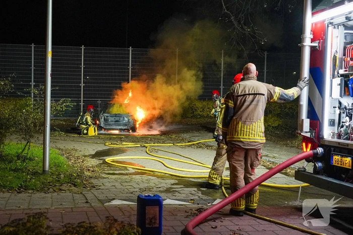 Auto vliegt in brand op parkeerplaats van Hockeyclub