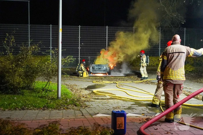 Auto vliegt in brand op parkeerplaats van Hockeyclub