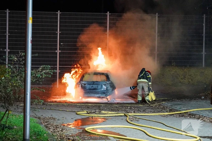 Auto vliegt in brand op parkeerplaats van Hockeyclub
