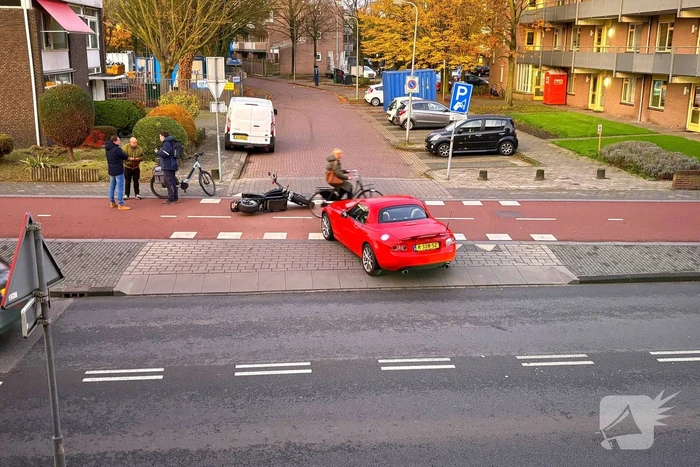 Afslaande auto rijdt scooterrijder aan