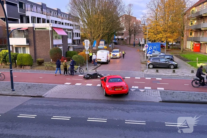 Afslaande auto rijdt scooterrijder aan
