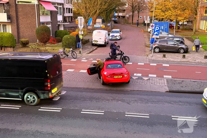 Afslaande auto rijdt scooterrijder aan