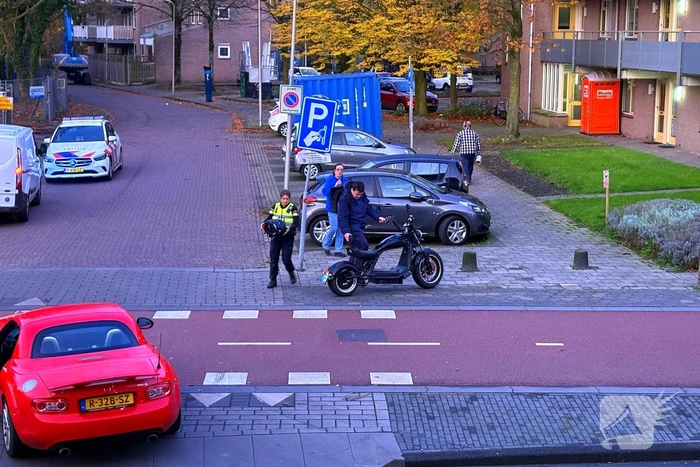 Afslaande auto rijdt scooterrijder aan
