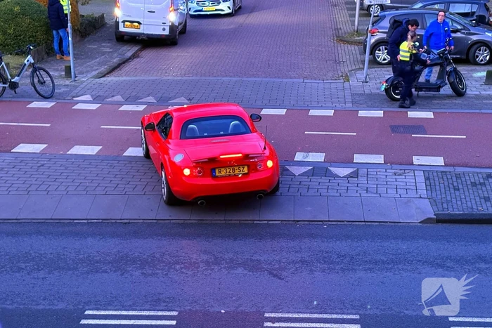 Afslaande auto rijdt scooterrijder aan
