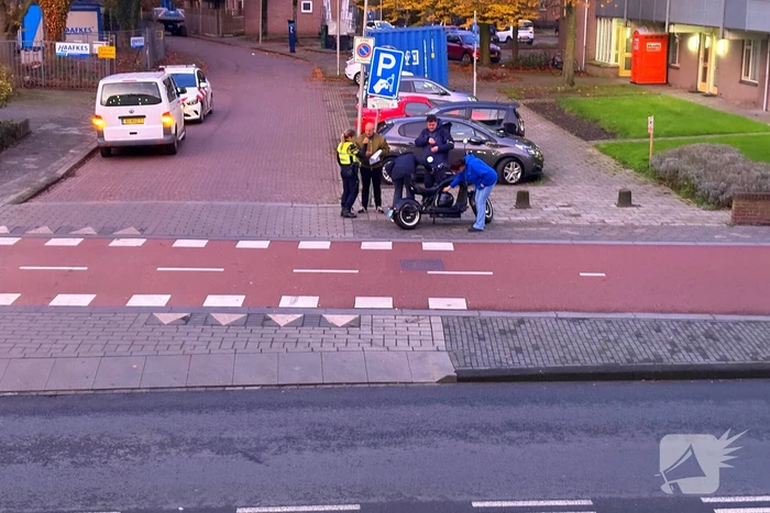 Afslaande auto rijdt scooterrijder aan