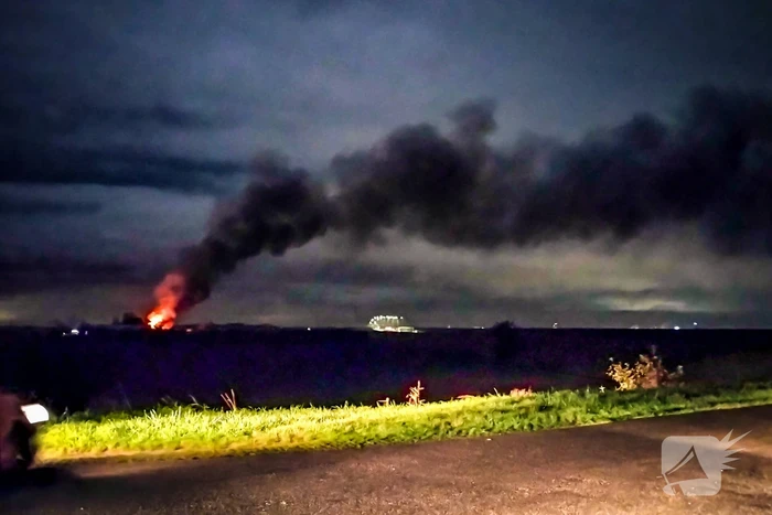 Grote uitslaande brand bij agrarische schuur