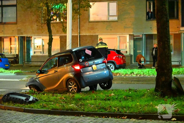 Brommobiel klapt op lantaarnpaal
