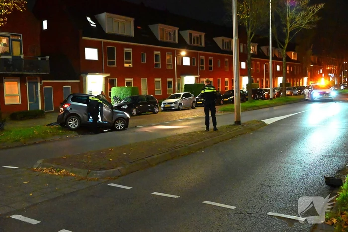 Brommobiel klapt op lantaarnpaal