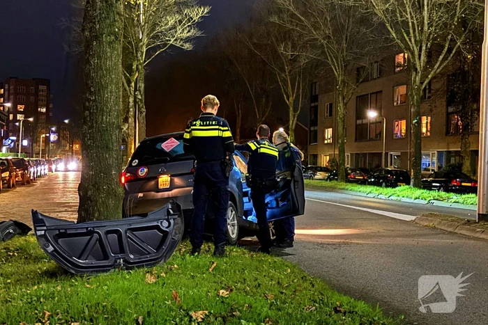 Brommobiel klapt op lantaarnpaal