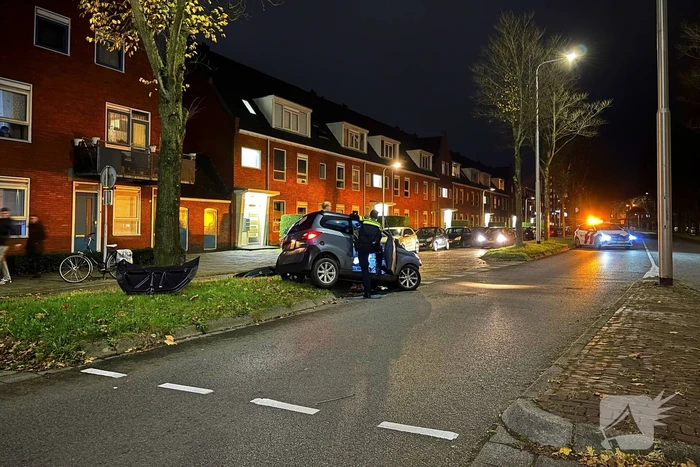 Brommobiel klapt op lantaarnpaal