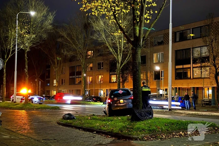 Brommobiel klapt op lantaarnpaal