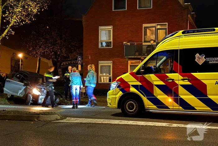 Brommobiel klapt op lantaarnpaal