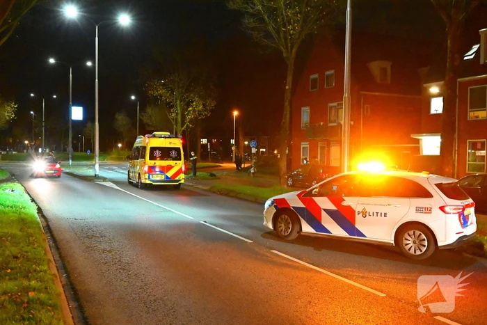 Brommobiel klapt op lantaarnpaal