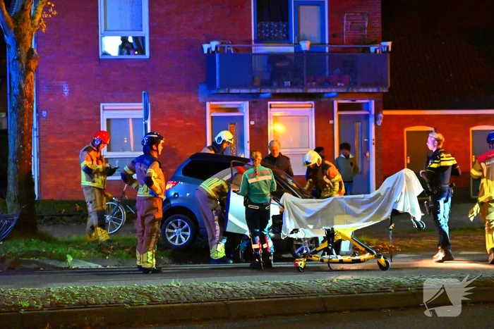 Brommobiel klapt op lantaarnpaal
