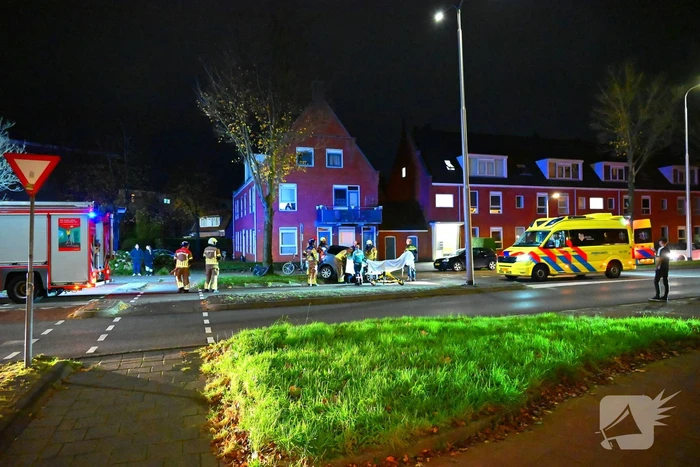 Brommobiel klapt op lantaarnpaal