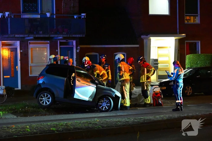 Brommobiel klapt op lantaarnpaal