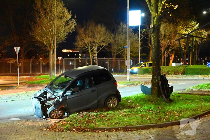 Brommobiel klapt op lantaarnpaal