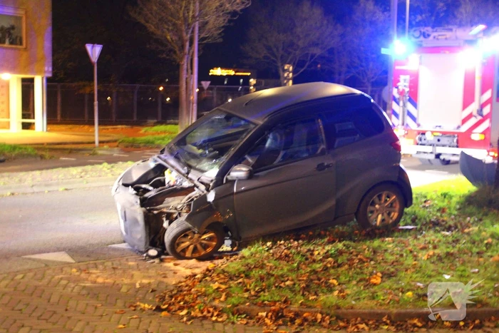 Brommobiel klapt op lantaarnpaal
