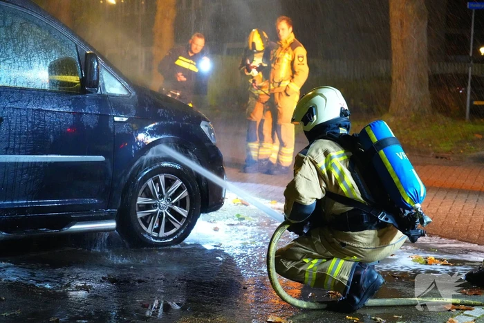 Getuigen en politie voorkomen grote schade bij voertuigbrand