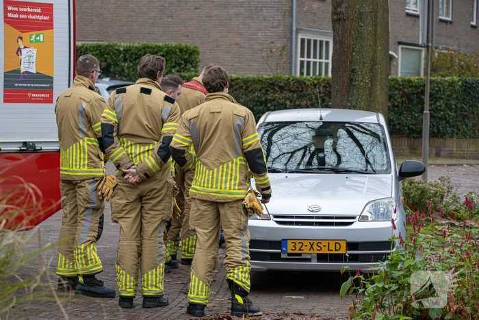 Auto valt in het slot, brandweer bevrijdt kind