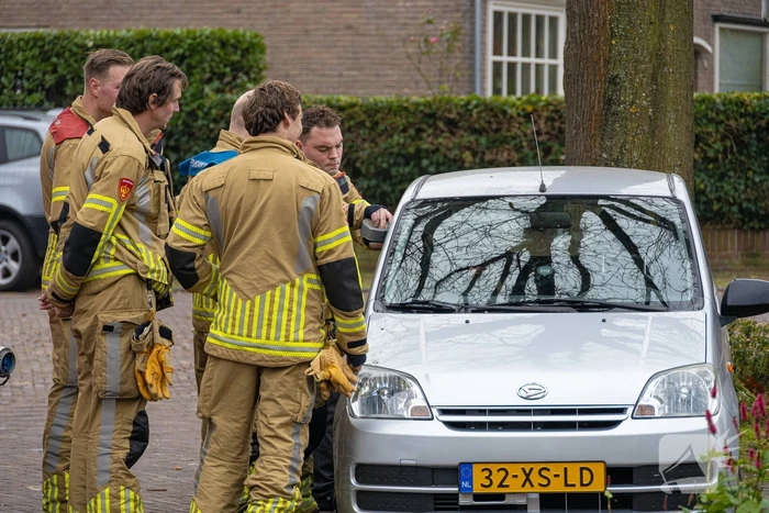 Auto valt in het slot, brandweer bevrijdt kind