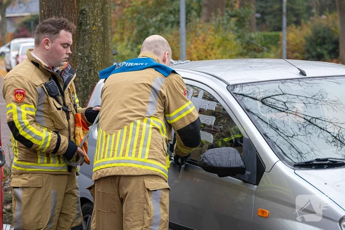 Auto valt in het slot, brandweer bevrijdt kind