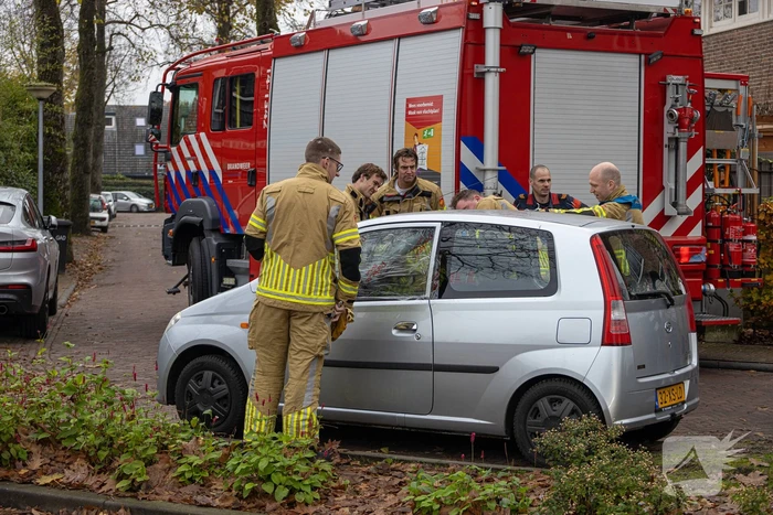 Auto valt in het slot, brandweer bevrijdt kind