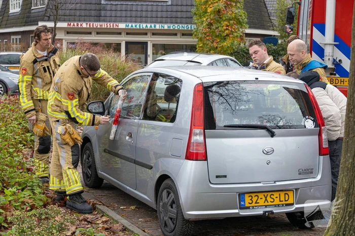 Auto valt in het slot, brandweer bevrijdt kind