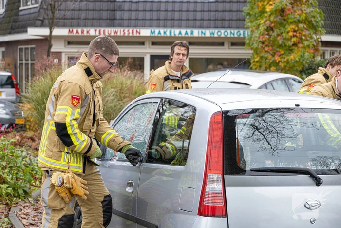 Auto valt in het slot, brandweer bevrijdt kind
