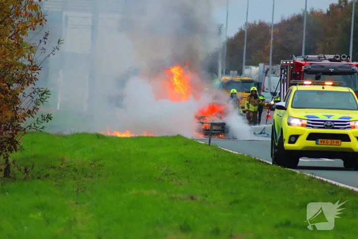 Auto volledig verwoest door brand op snelweg