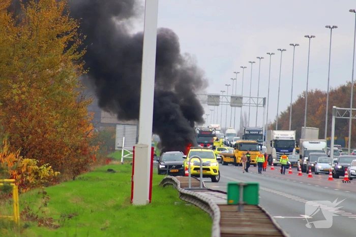 Auto volledig verwoest door brand op snelweg