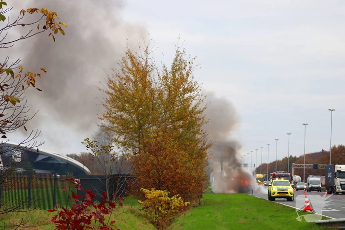 Auto volledig verwoest door brand op snelweg