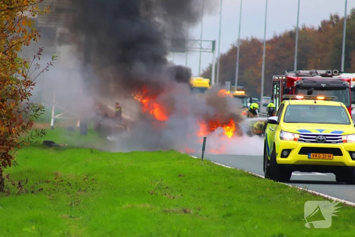 Auto volledig verwoest door brand op snelweg