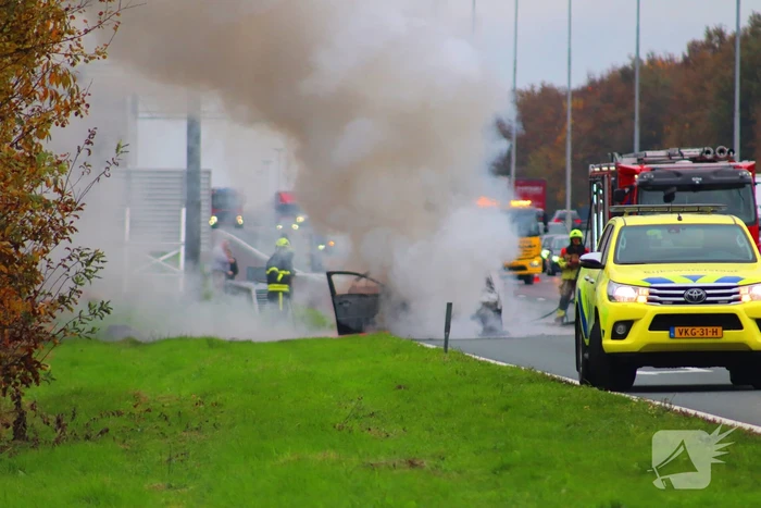 Auto volledig verwoest door brand op snelweg
