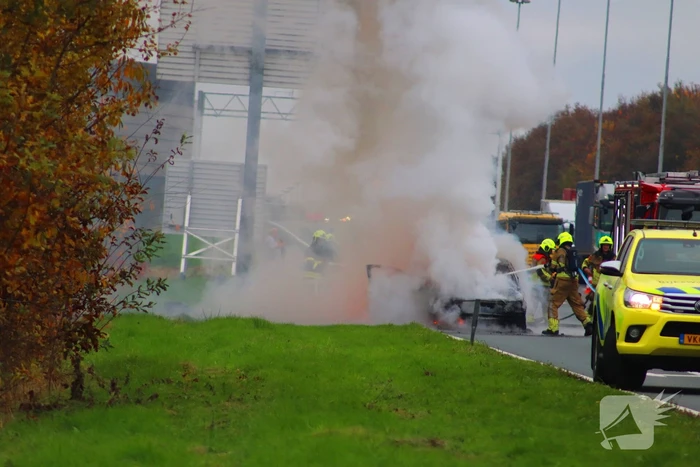 Auto volledig verwoest door brand op snelweg