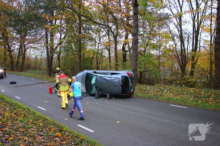 Auto gekanteld na aanrijding met boom