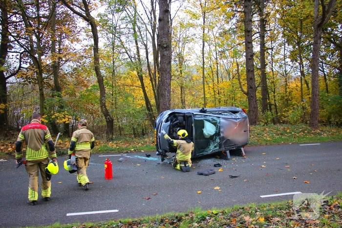 Auto gekanteld na aanrijding met boom