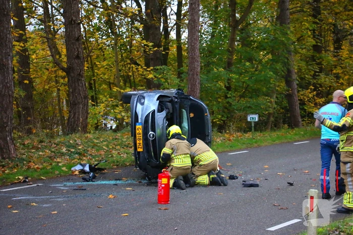 Auto gekanteld na aanrijding met boom